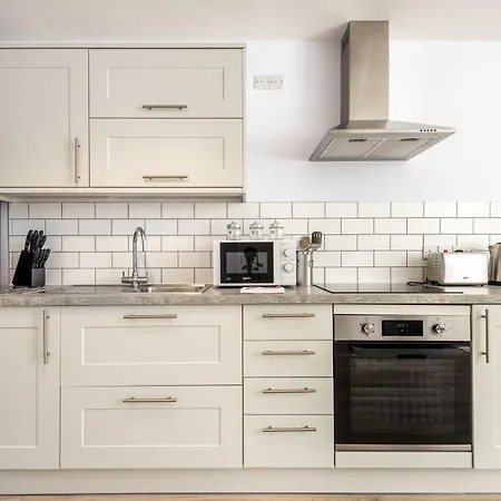 Contemporary 1 Bedroom In Appartement
